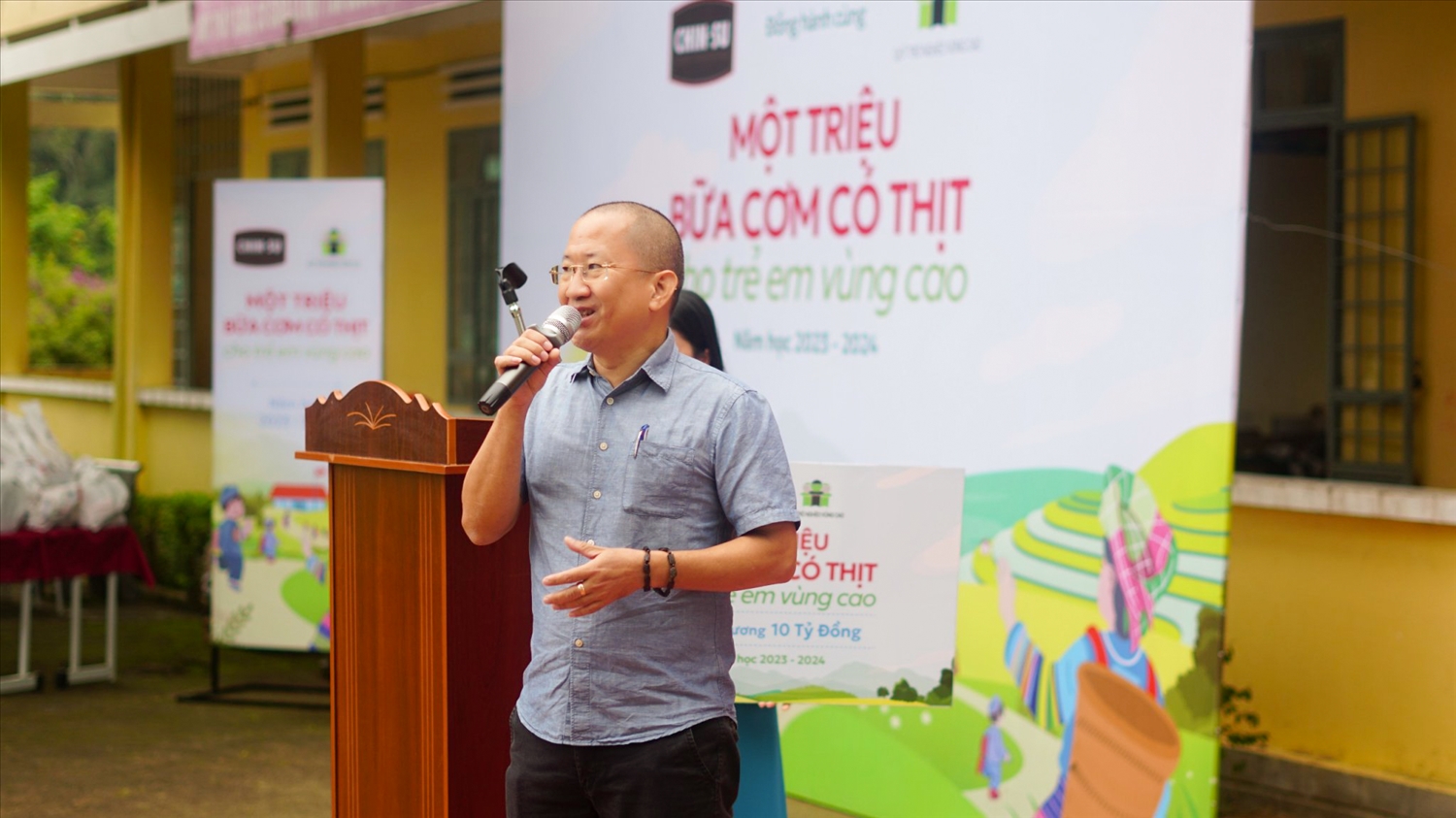 Ông Nguyễn Anh Tú – Phó Chủ tịch Hội đồng quản lý Quỹ kiêm Giám đốc Quỹ Trò nghèo vùng cao chia sẻ tại Lễ khai giảng